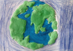 Jedna praca plastyczna przedstawiająca naszą planetę ziemię w przestworzach.